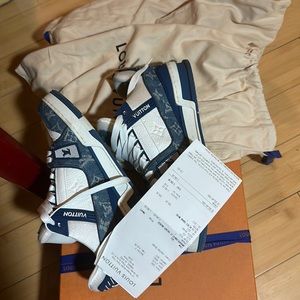 LV TRAINER SNEAKER mint condition original everything and receipt